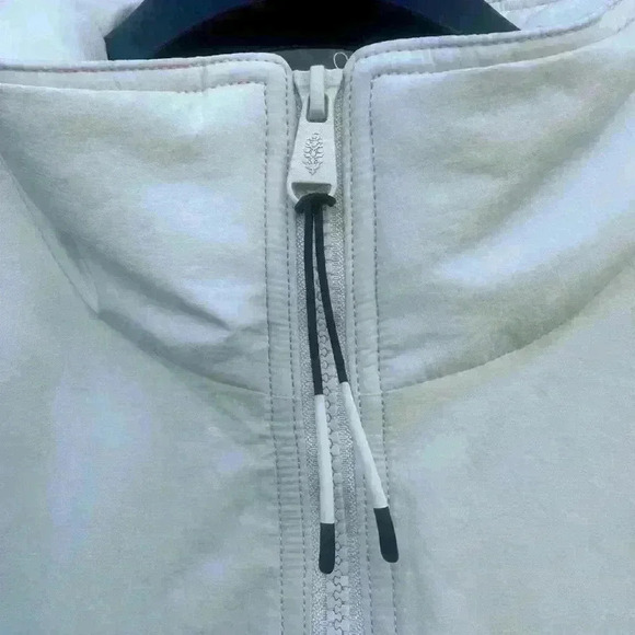 NWOT Free people movement puffer sleeveless pull over Vest Large - Picture 7 of 10